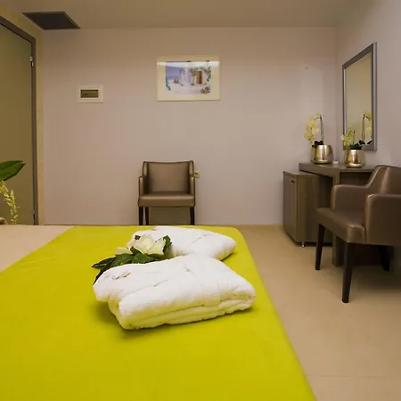 Astron Hotel 3*